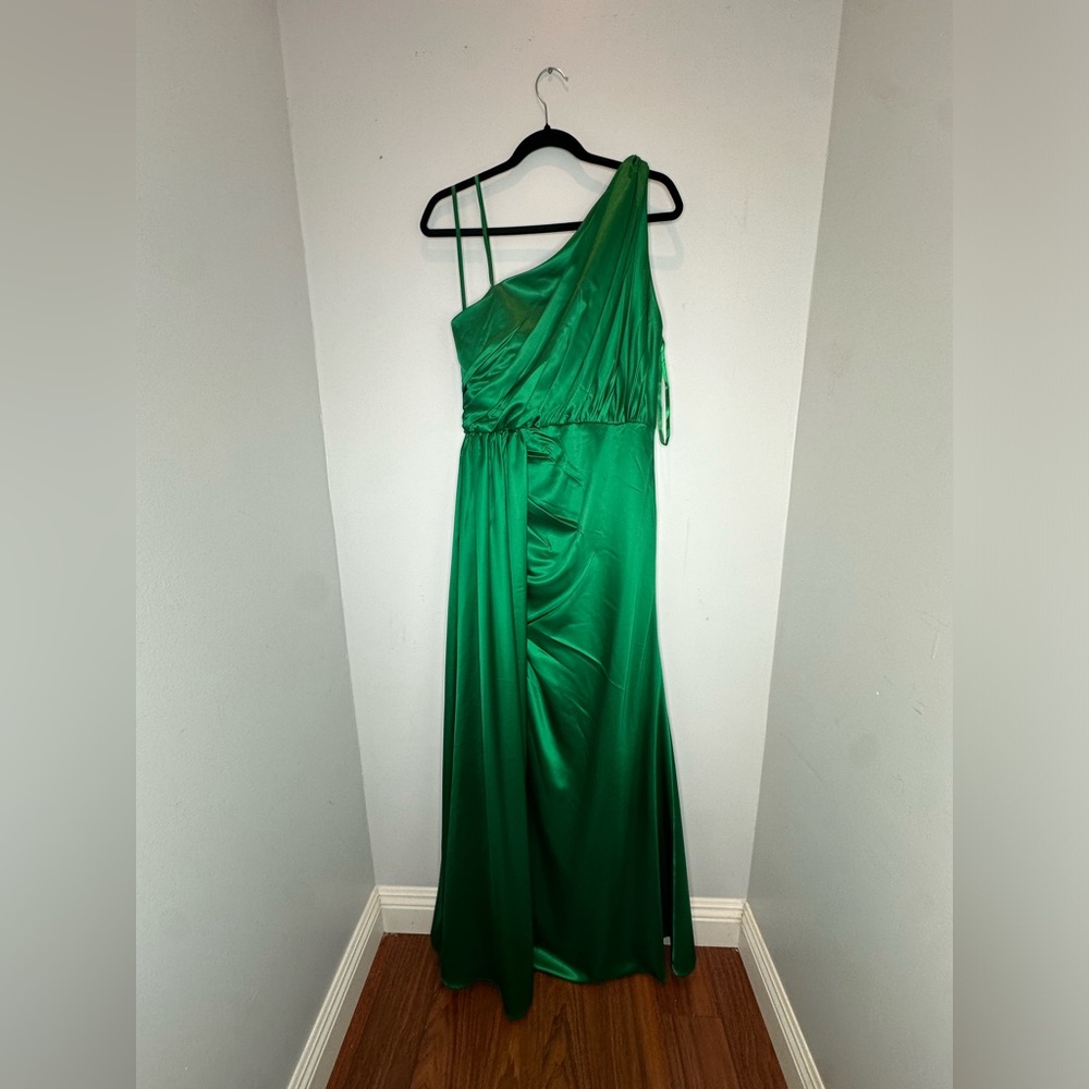 Elegant Green One-Shoulder Dress - Picture 11 of 15